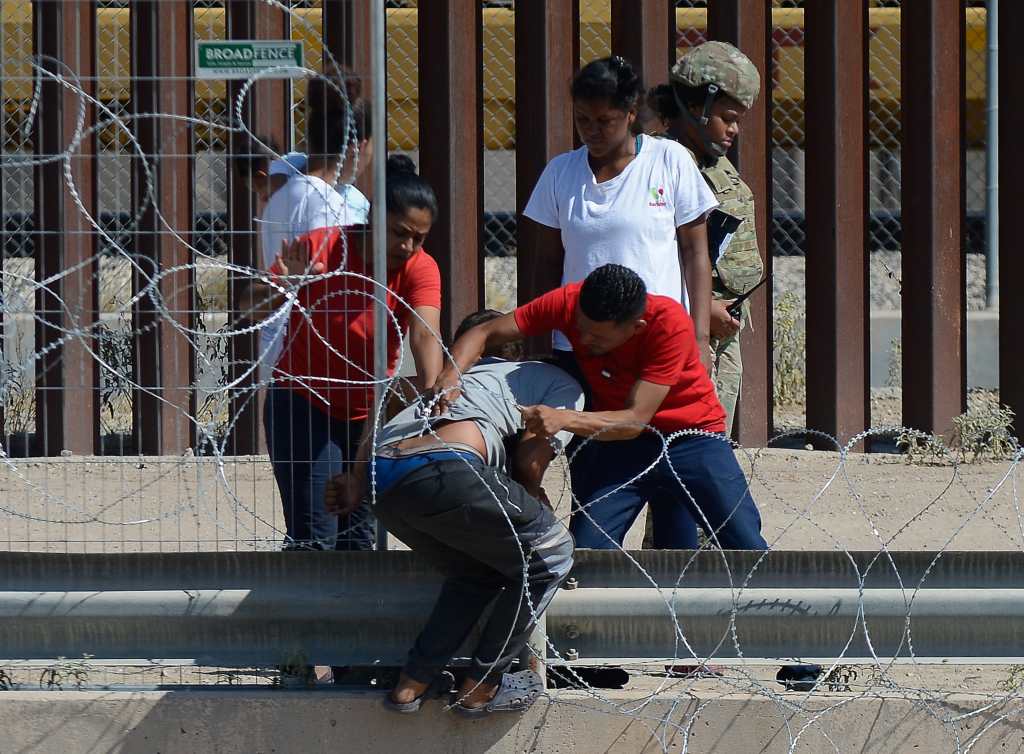 Migrantes desafían filosa alambrada instalada en frontera norte para pedir asilo en EE.UU.