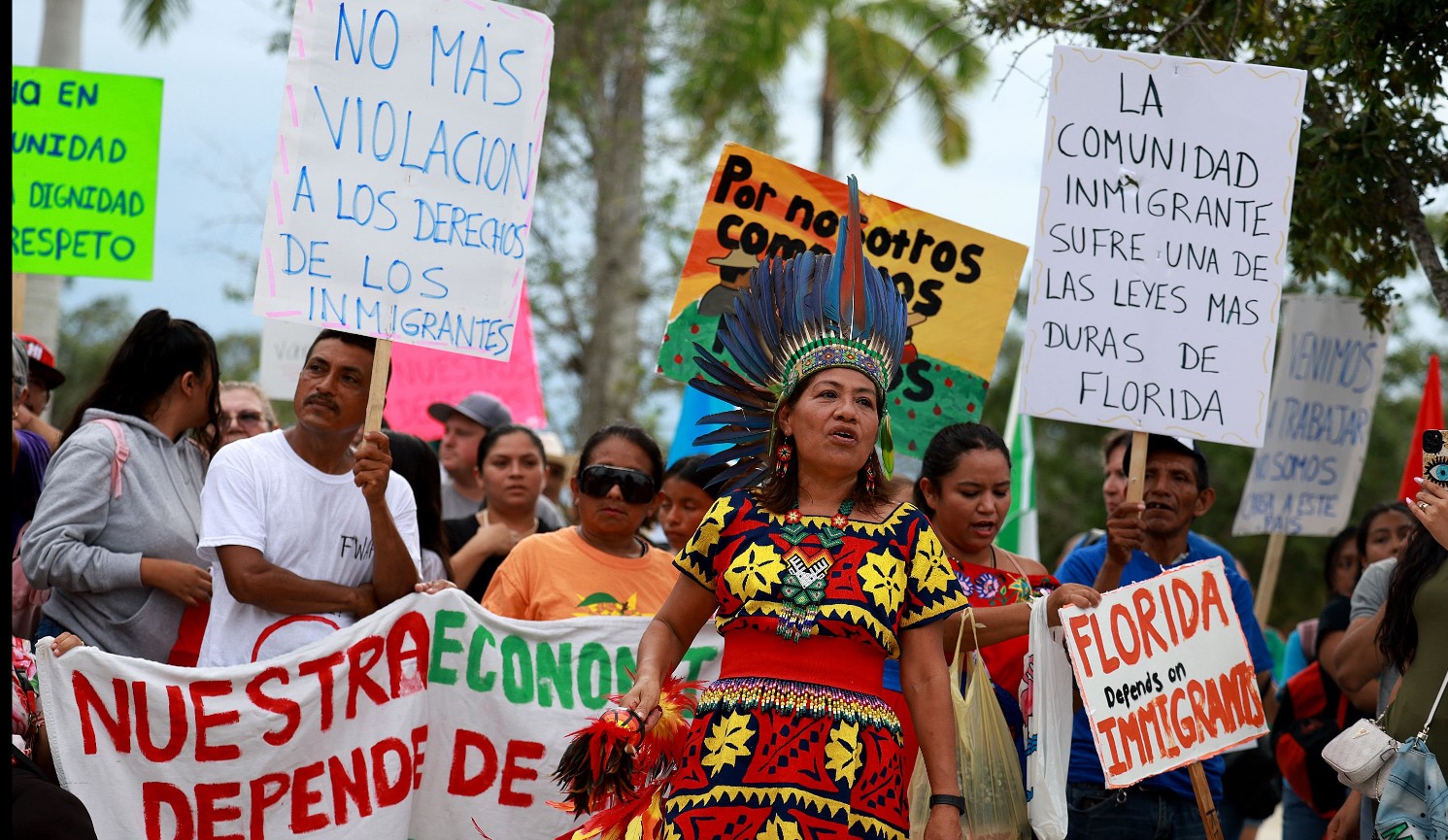 Migrantes y activistas protestan en Homestead, Florida, tras la entrada en vigencia de nueva normativa antimigrantes. (Foto Prensa Libre: AFP)