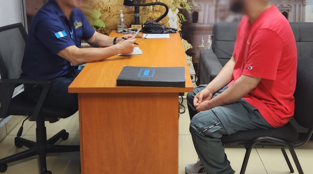 Autoridades migratorias de Guatemala interceptaron a un hombre de 35 años cuando ingresaba en un vuelo procedente de Texas, quien tiene una alerta por delitos sexuales. (Foto Prensa Libre: Migración)