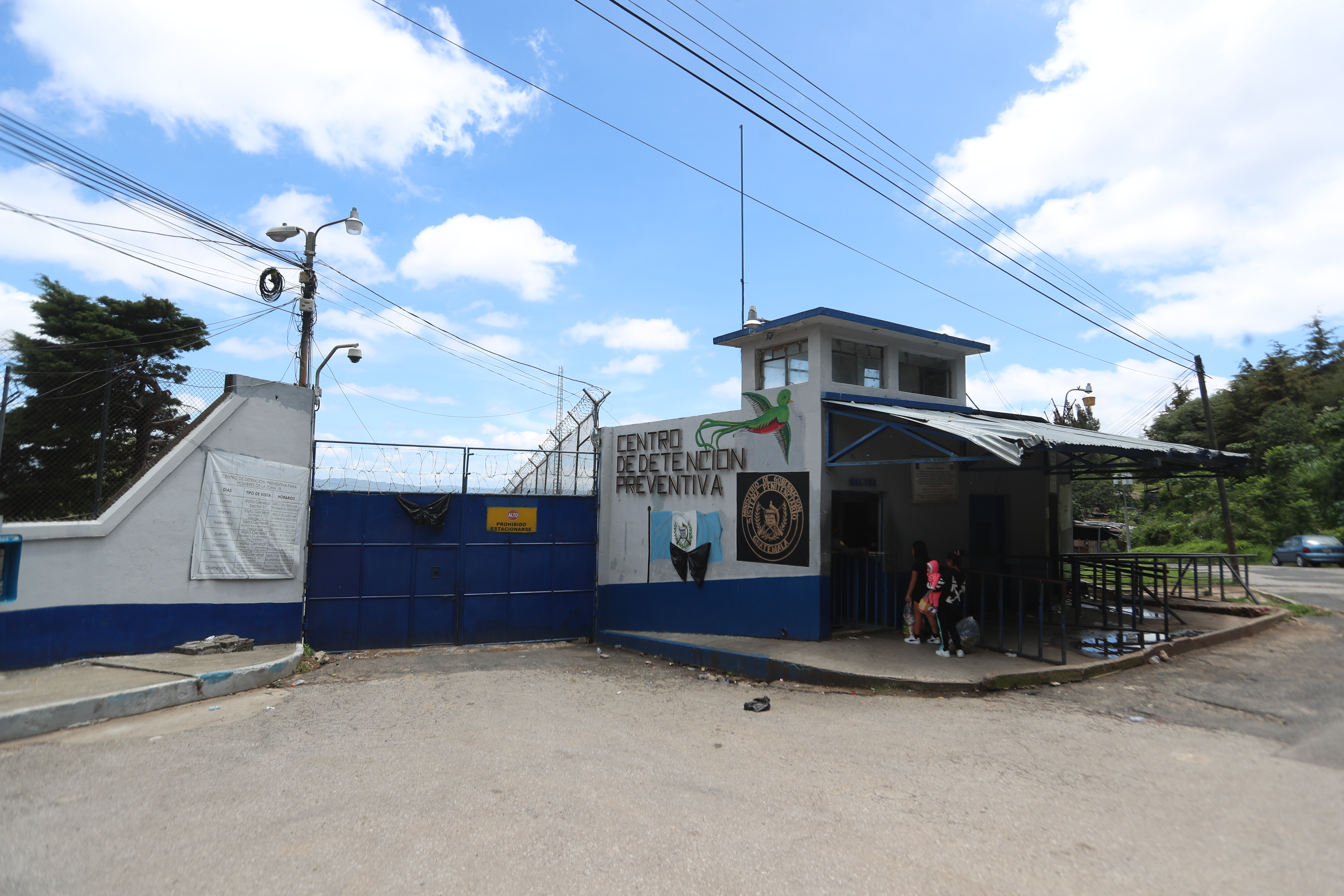 PREVENTIVO ZONA 18, INCIDENTE FALLECIDO. Bomberos Municipales informan que al menos una persona habra muerto y varias ms estaran heridas en un nuevo incidente registrado en el Preventivo de la zona 18. Esto, a las 14:30 horas del lunes 24. En la imagen, ingreso del Preventivo de la zona 18.

Juan Diego Gonzlez.  240723