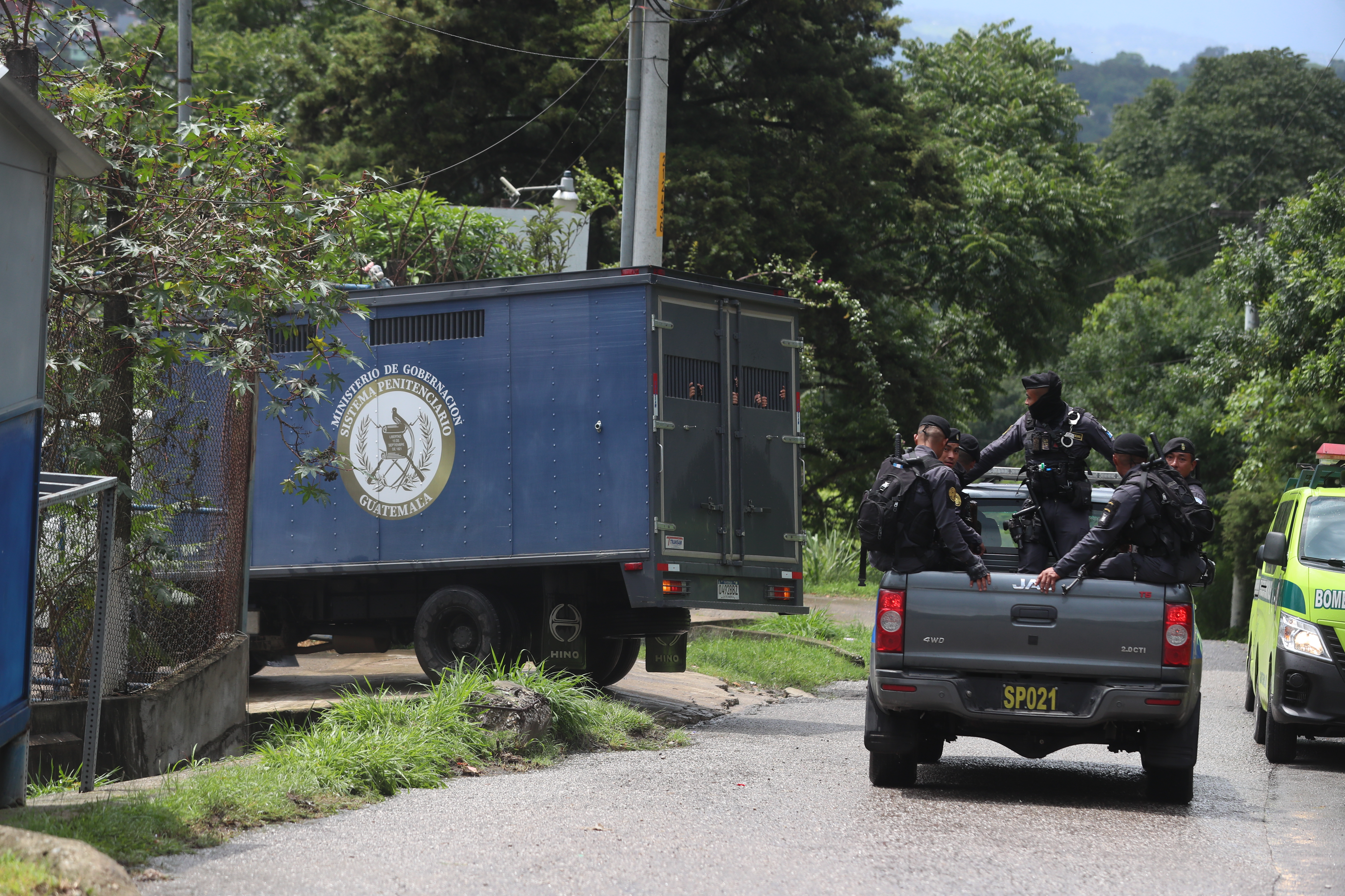 PREVENTIVO ZONA 18, INCIDENTE FALLECIDO. Bomberos Municipales informan que al menos una persona habra muerto y varias ms estaran heridas en un nuevo incidente registrado en el Preventivo de la zona 18. Esto, a las 14:30 horas del lunes 24. En la imagen, Preventivo de la zona 18. Luego del anuncio de incidentes en el preventivo, agentes de la PNC, Sistema Penitenciario y Ejrcito, ingresan al rea de los incidentes. Ambulancias de los Bomberos Municipales, Voluntarios y Cruz Roja en el lugar.

Juan Diego Gonzlez.  240723