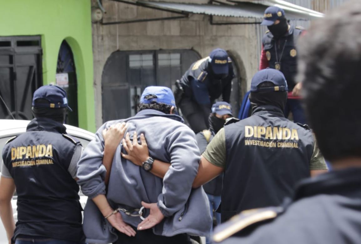 Las fuerzas de seguridad capturaron a un hombre durante un operativo antipandillas en Prados de Villa Hermosa, San Miguel Petapa. (Foto Prensa Libre: PNC)