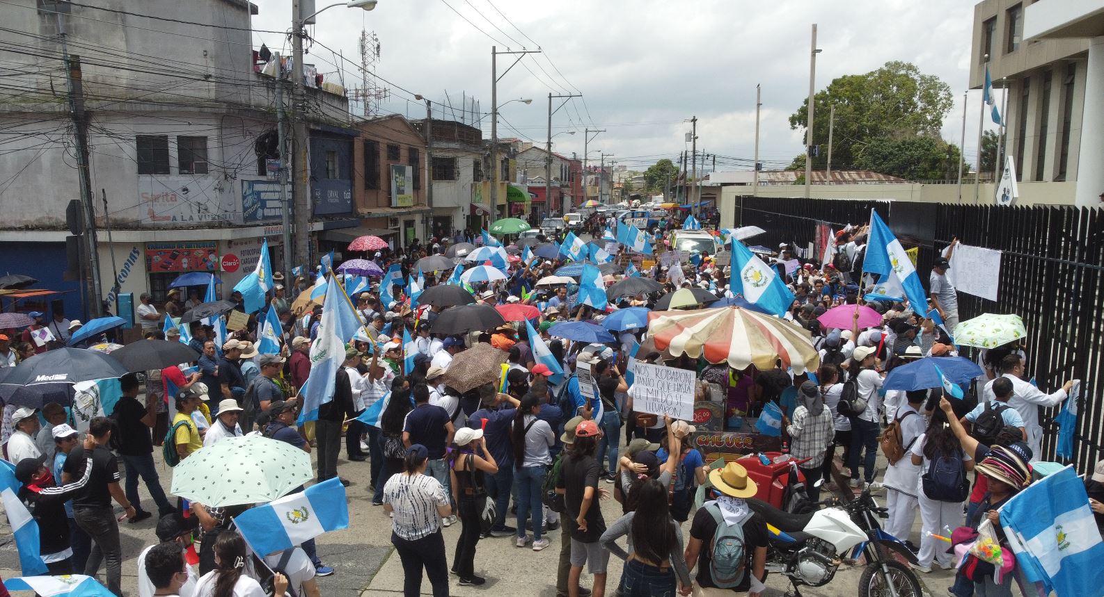 Frente a la sede del MP en la capital ha habido manifestaciones en rechazo a las acciones de la Feci relacionadas al proceso electoral. (Foto Prensa Libre: María José Bonilla) 