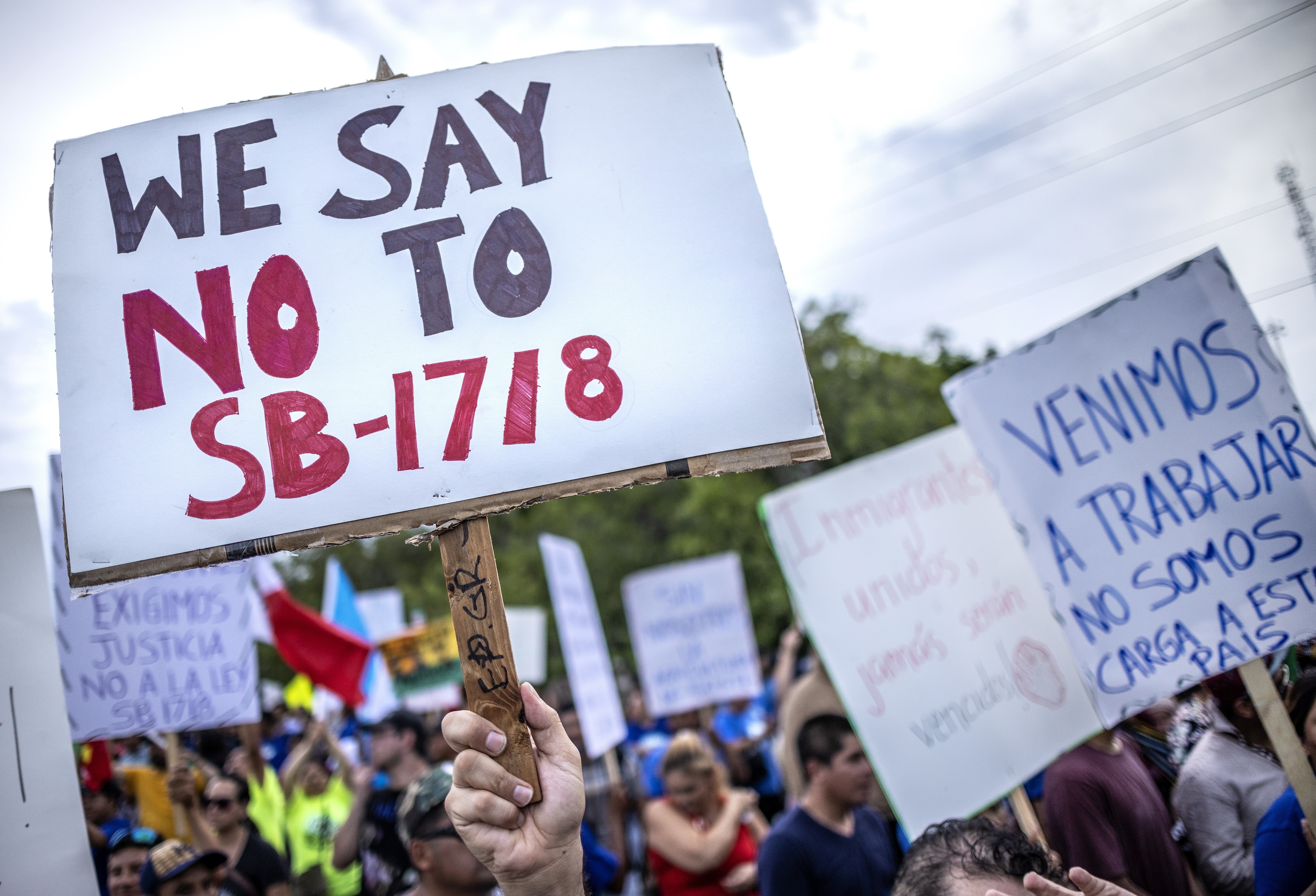Diversas manifestaciones en contra de la Ley SB 1718 se han llevado a cabo en Florida, como esta en la ciudad de Homestead. (Foto Prensa Libre: EFE)