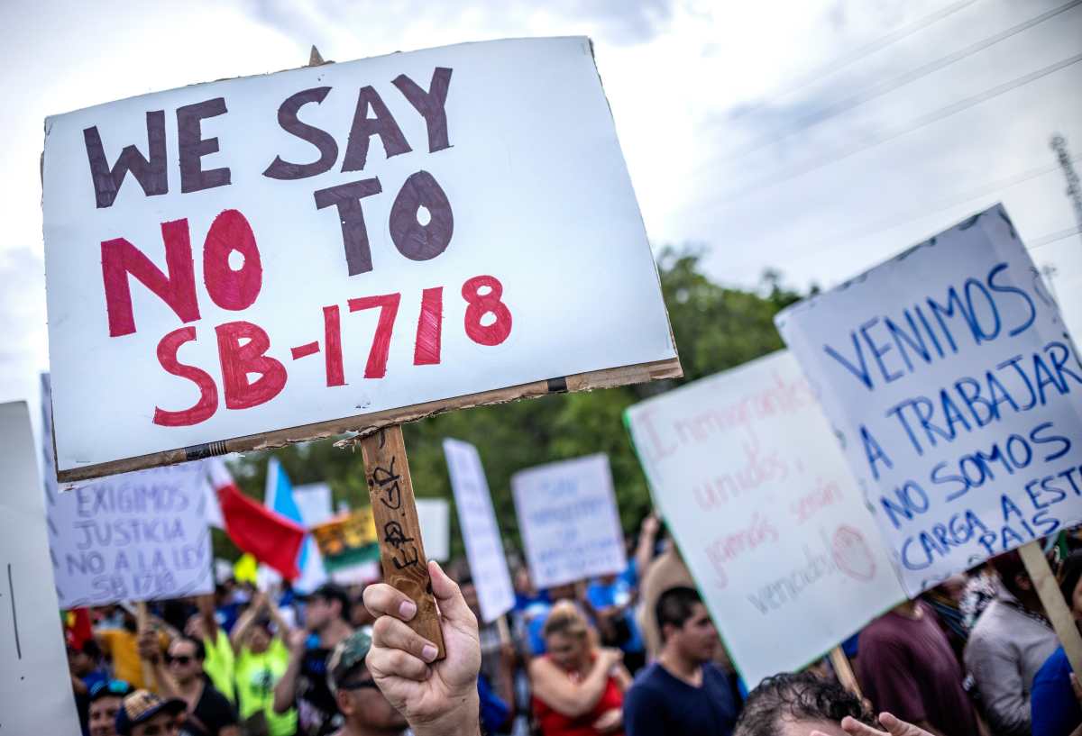 Diversas manifestaciones en contra de la Ley SB 1718 se han llevado a cabo en Florida, como esta en la ciudad de Homestead. (Foto Prensa Libre: EFE)