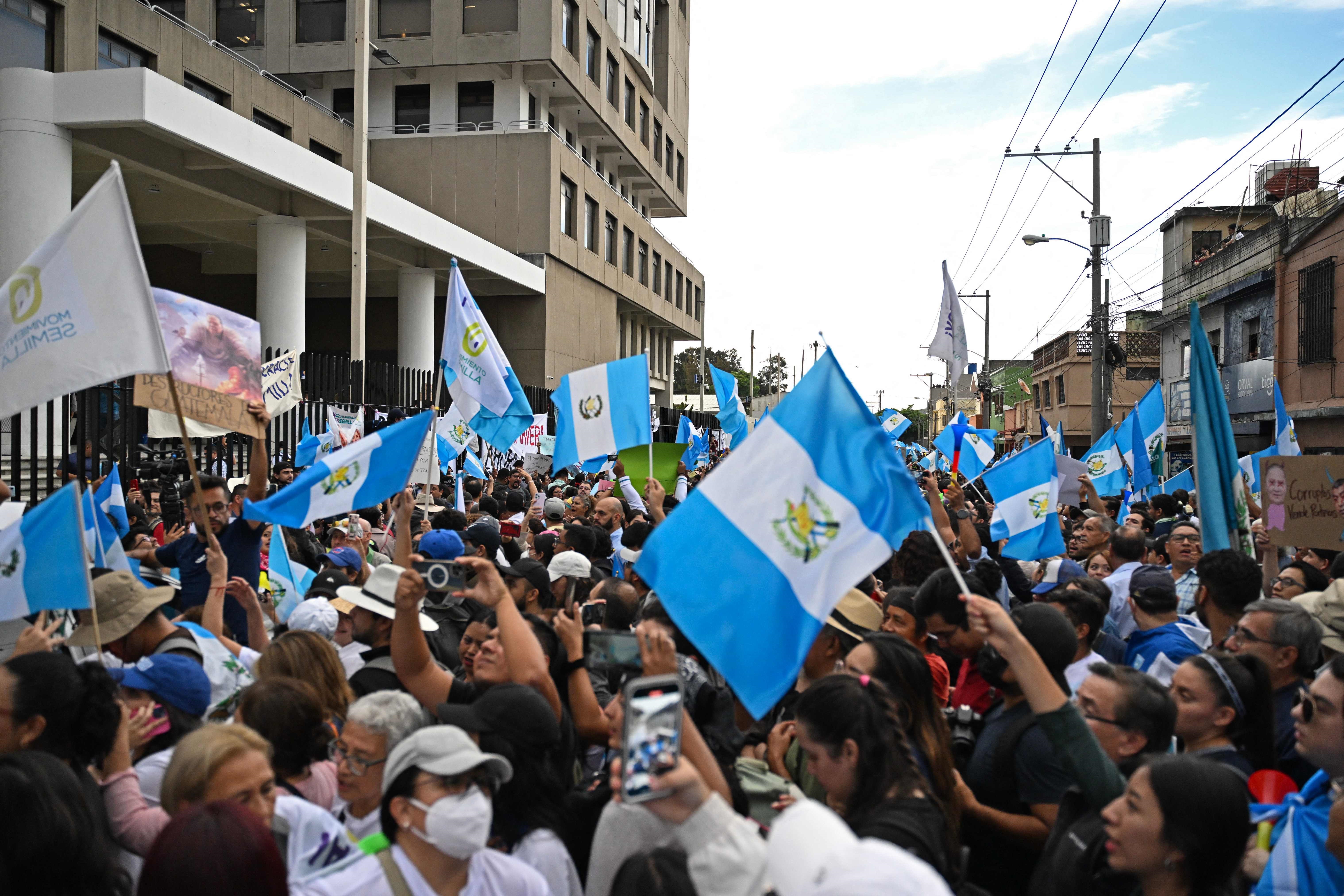 Olson afirman que defender la democracia es una tarea de los guatemaltecos. Una protesta frente al Ministerio Público, que pretendía dejar fuera de la segunda vuelta al partido Movimiento Semilla. (Foto Prensa Libre: AFP)