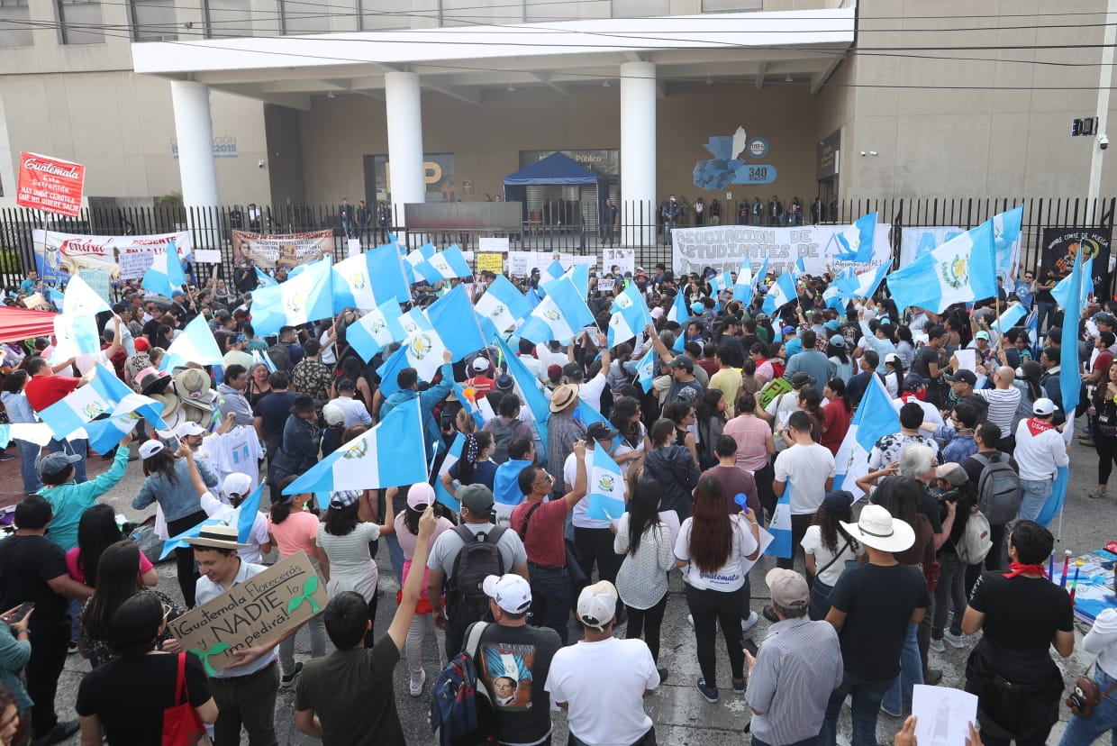 Con carteles y consignas los manifestantes exigen que no se manipulen las elecciones generales. (Foto Prensa Libre: Roberto López)