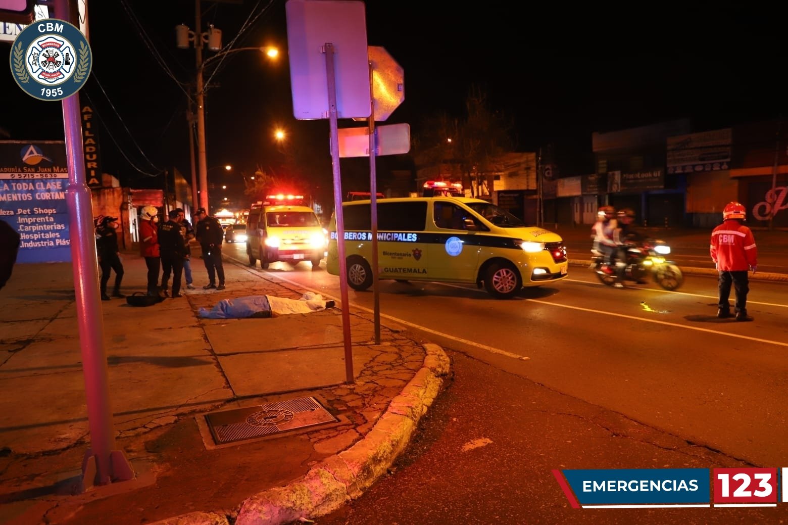 Una persona murió a balazos en la calzada San Juan y zona 7 capitalina. (Foto Prensa Libre: Bomberos Municipales)