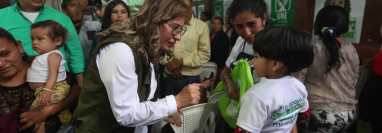 Sandra Torres, presidenciable de la UNE, llegó a San José Pinula. (Foto Prensa Libre: Érick Ávila)