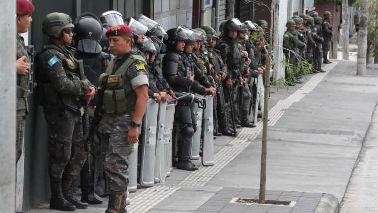 Entre 25 y 30 soldados y policías militares están apostados alrededor del Parque de la Industria, según el Ministerio de la Defensa. (Foto Prensa Libre: Esbin García).