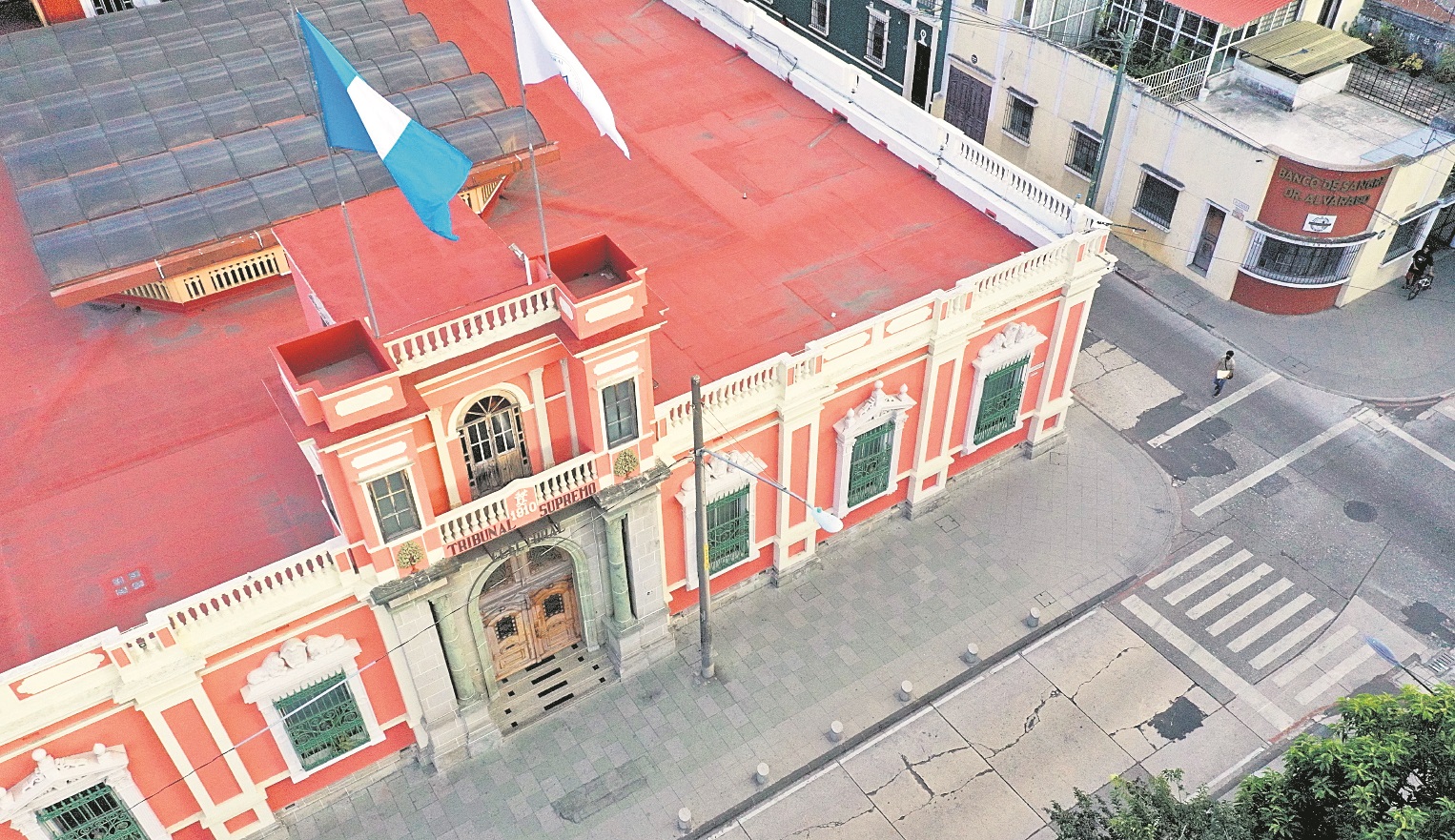 Fachada del edificio del Tribunal Supremo Electoral ubicado en 6ta avenida 0-32, zona 2 de la Ciudad de Guatemala.



Fotografía Prensa Libre: Byron García