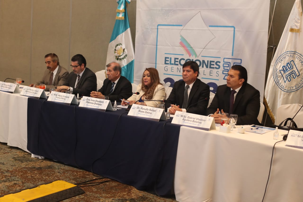 Magistrados del TSE en reunión con fiscales de partidos políticos el 7 de juio de 2023. (Foto Prensa Libre: Juan Diego González)