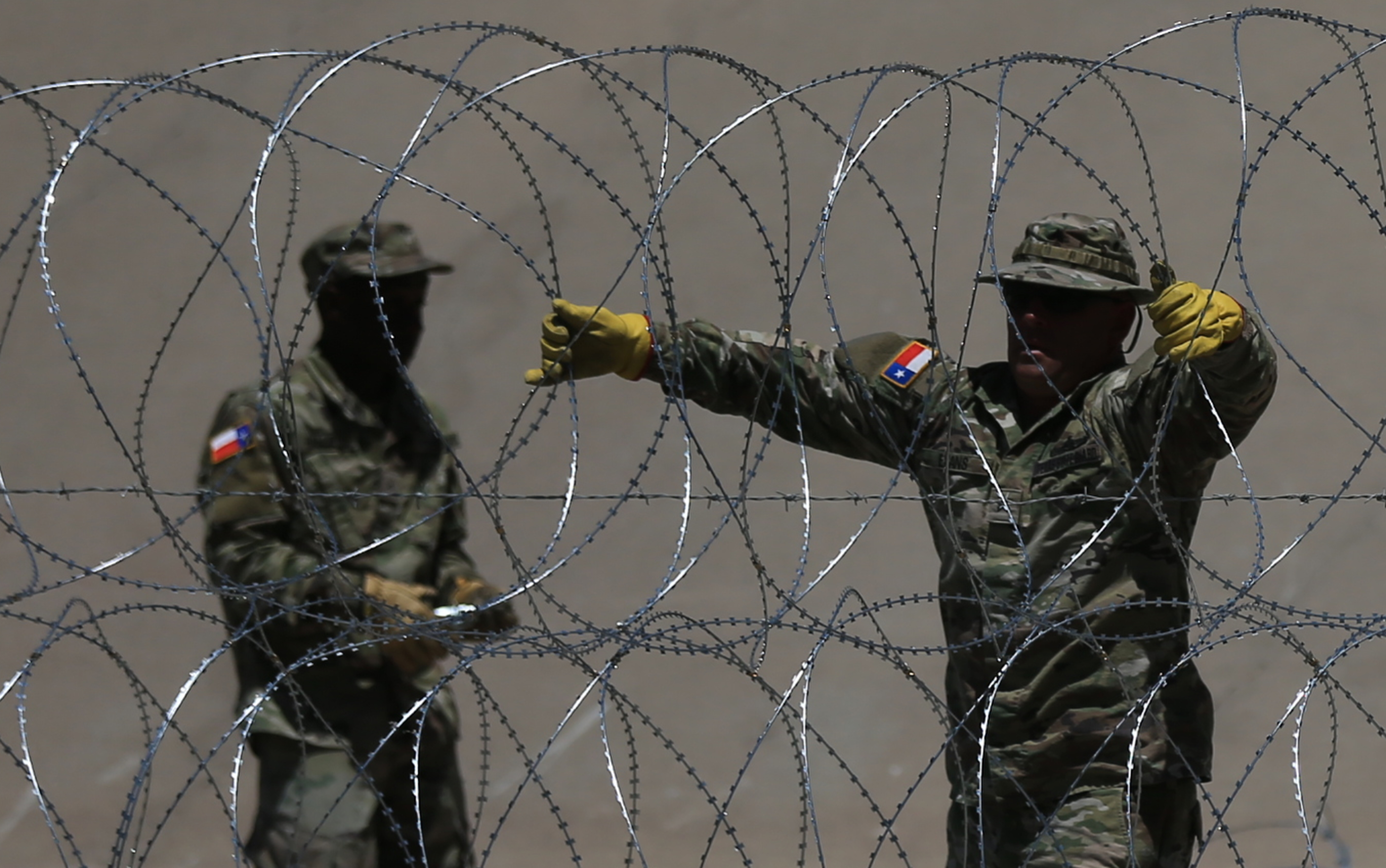 Elementos de la Guardia Nacional de Estados Unidos refuerzan las barricadas de alambre de navaja en la frontera Juárez-El Paso, Texas. (Foto Prensa Libre: EFE)