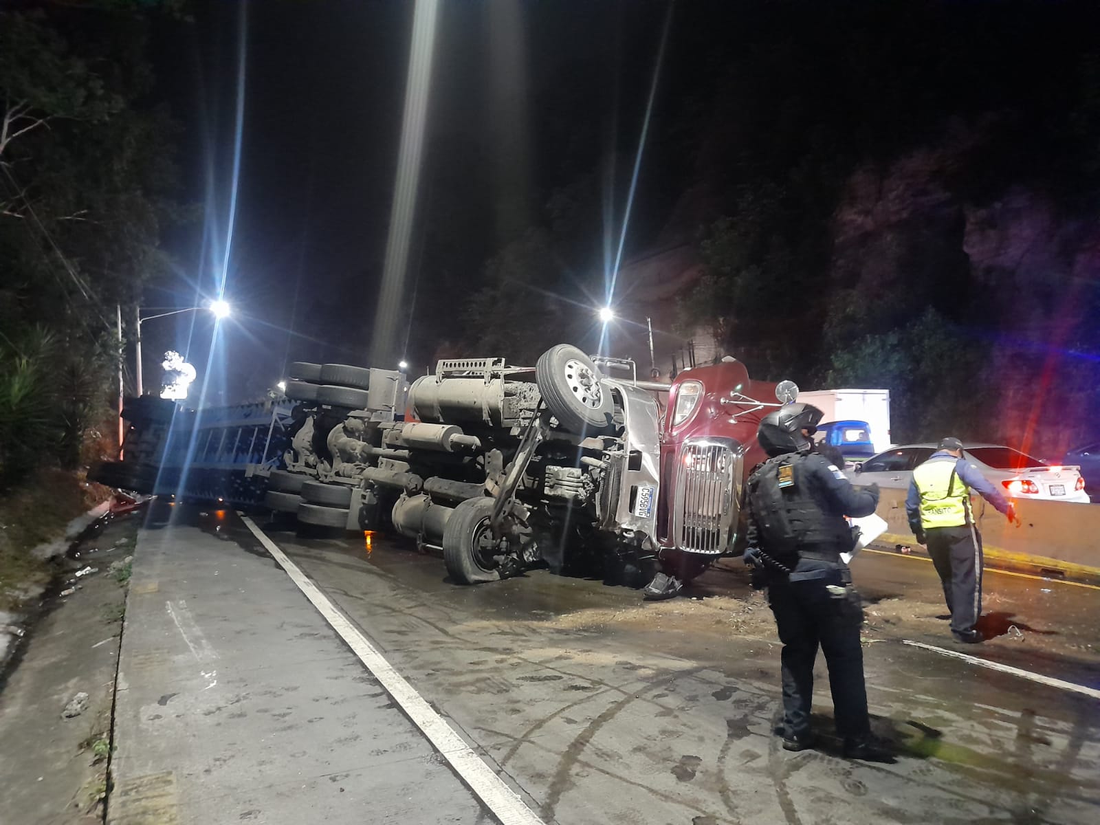 Un camión se accidentó durante la madrugada de este 27 de julio en la cuesta de Villalobos. (Foto Prensa Libre: Bomberos Voluntarios)