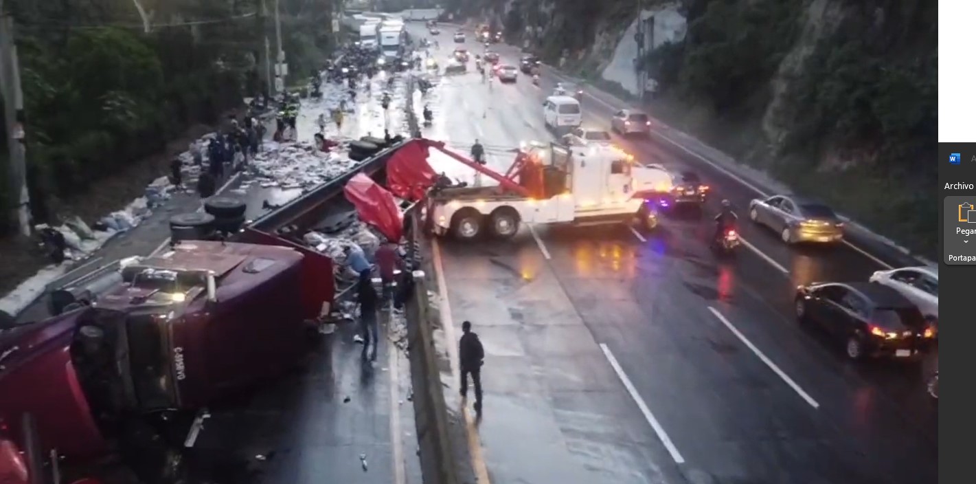La PMT de Villa Nueva coordina la limpieza en la cuesta de Villalobos luego del accidente de un tráiler. (Foto Prensa Libre: PMT Villa Nueva)