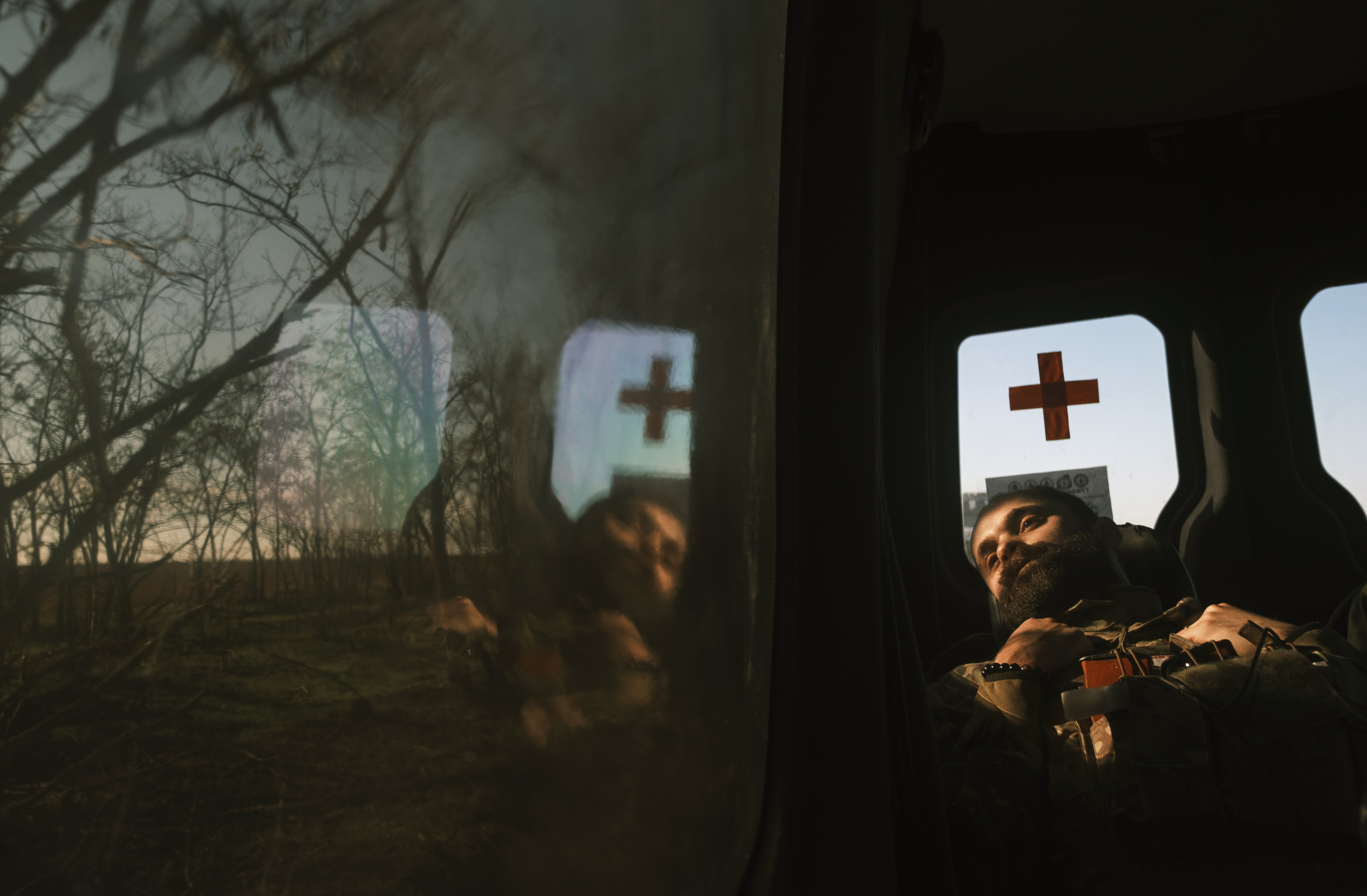Un militar ucraniano descansa mientras viaja con un equipo de voluntarios humanitarios en el área de Kherson. (Foto Prensa Libre: EFE/EPA/GEORGE IVANCHENKO)
