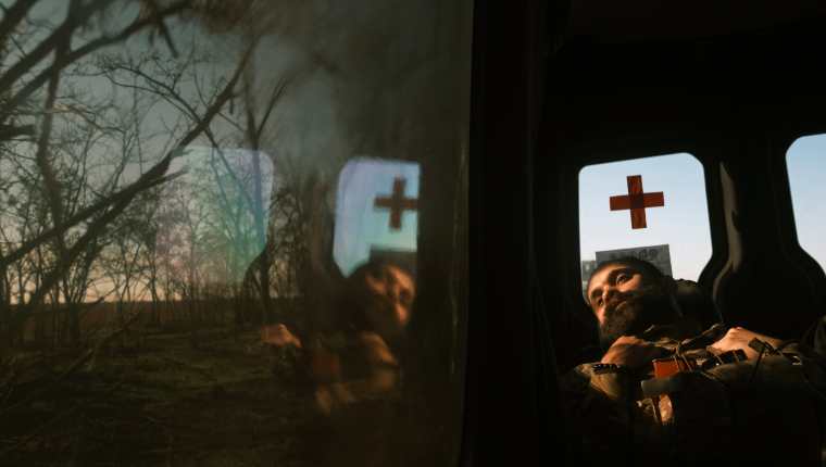 Un militar ucraniano descansa mientras viaja con un equipo de voluntarios humanitarios en el área de Kherson. (Foto Prensa Libre: EFE/EPA/GEORGE IVANCHENKO)