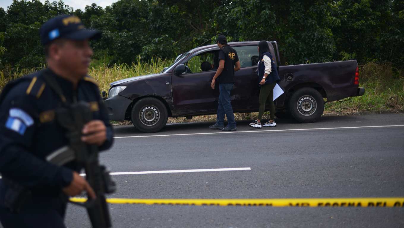 Dos agentes del SP perdieron la vida durante la liberación de un reo en el Kilómetro203 de la ruta al Pacífico. (Foto Prensa Libre: Victoria Ruiz)