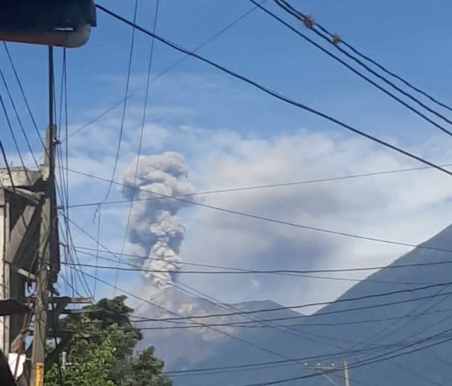 El Volcán de Fuego registra incremento de actividad este viernes 7 de julio. (Foto Prensa Libre: Bomberos Voluntarios)