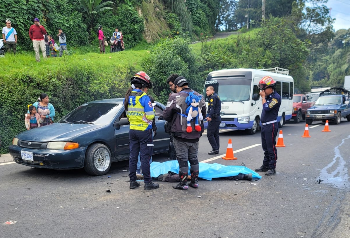 Accidente en Tecpán: Motorista que iba en una caravana murió al colisionar contra un vehículo