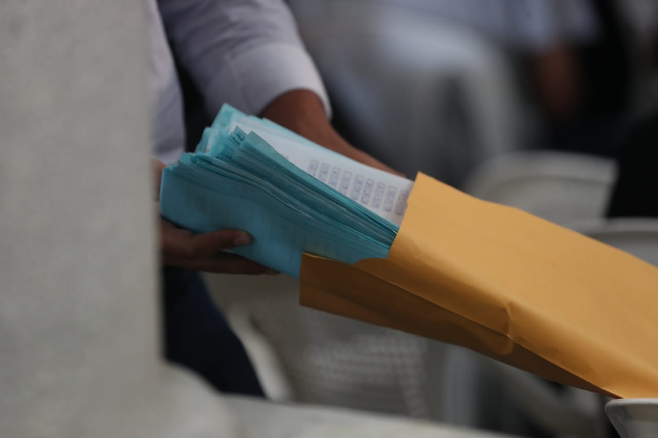 Las Juntas Electorales Departamentales, Municipales y Receptoras de Voto están conformadas cada una por cinco miembros voluntarios en quienes recae la responsabilidad de custodiar el voto. (Foto Prensa  Libre: Erick Ávila)