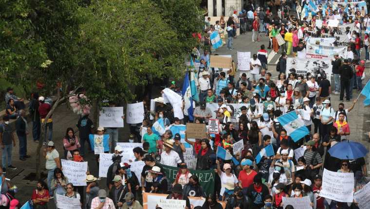 Los manifestantes exigen que se respete la voluntad popular y con ello la democracia. (Foto Prensa Libre: Esbin García)