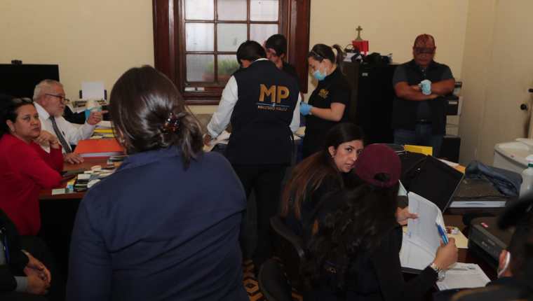El MP realizando allanamientos en la sede del Registro de Ciudadanos del TSE. (Foto Prensa Libre: Elmer Vargas) 