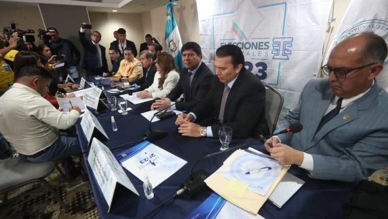 Juez de turno practica exhibición personal a favor de los magistrados del TSE. Fotografía: Prensa Libre (Erick Avila). 