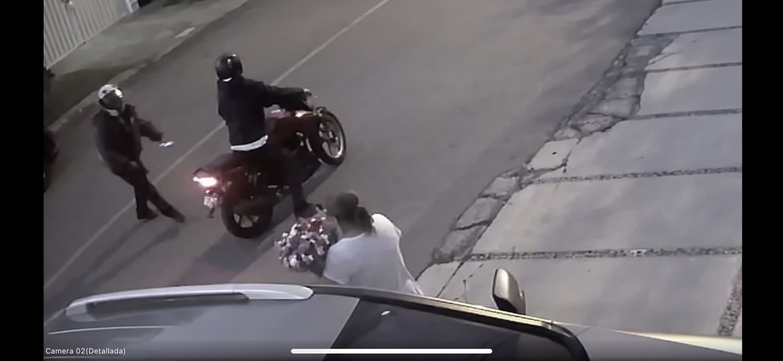 Una cámara de seguridad captó otro robo en la zona 15 capitalina, en la misma área donde los vecinos solicitaron el cierre de la colonia. (Foto Prensa Libre: Captura de pantalla)