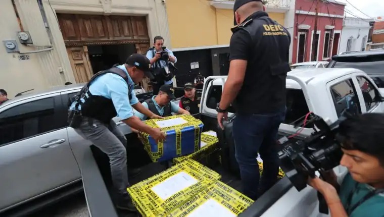 El MP confiscó en cuatros cajas y otros medios de traslado los expedientes confiscados. (Foto Prensa Libre: Érick Ávila)