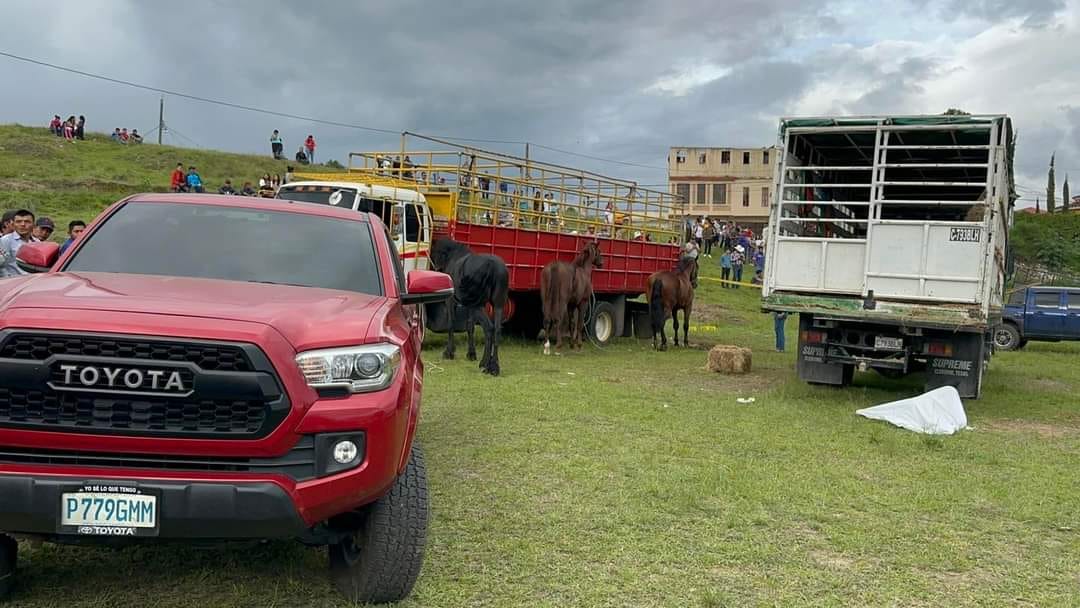 El tiroteo dejó un saldo de tres muertos y al menos siente heridos. (Foto Prensa Libre: Cortesía)