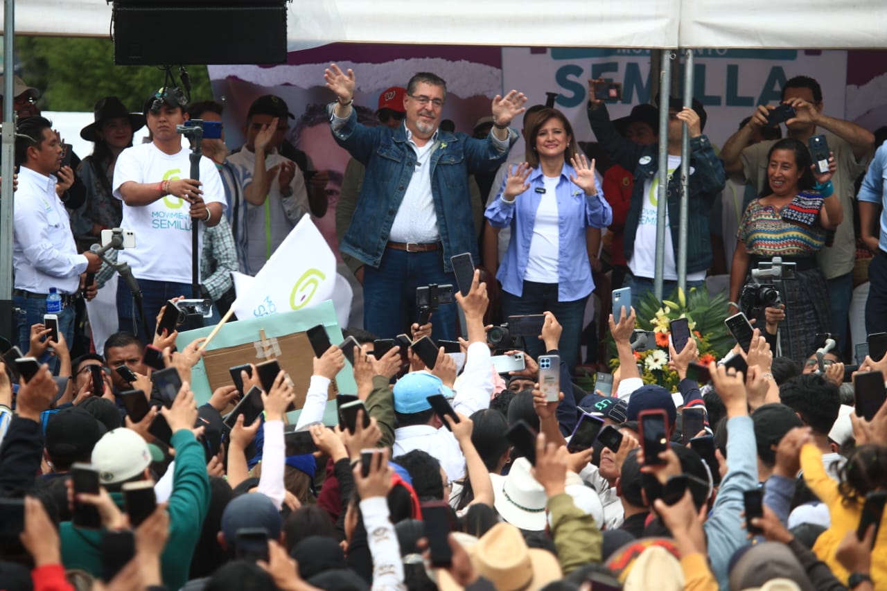 El binomio de Movimiento Semilla visitó el parque La Unión, en Totonicapán. (Foto Prensa Libre: Carlos Hernández)