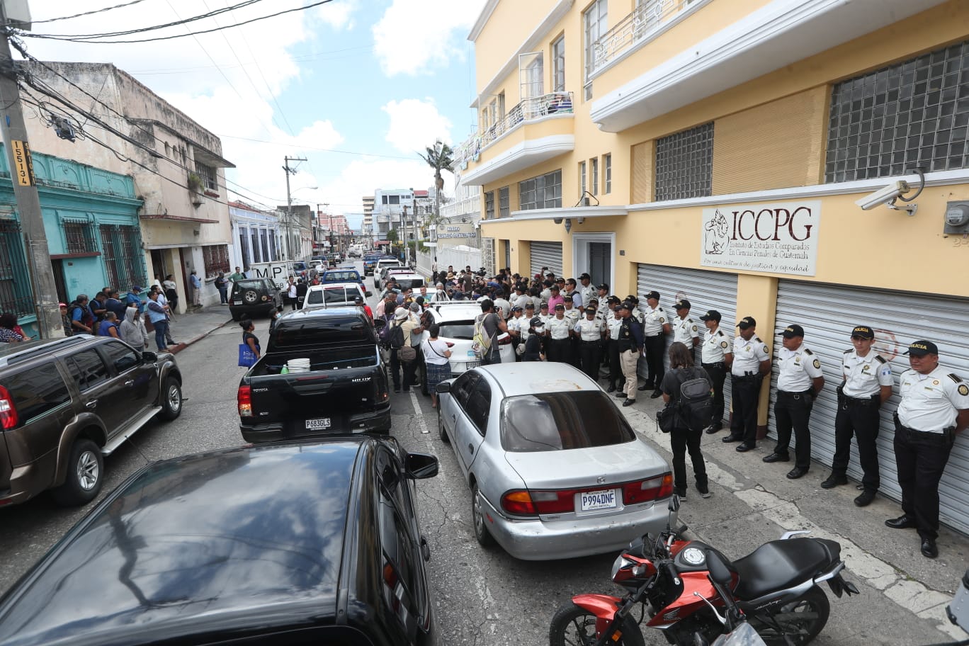 La Fiscalía Especial contra la Impunidad (Feci) del MP realiza diligencia en la sede de Semilla en la zona 1 de la capital. (Foto Prensa Libre: Esbin García)