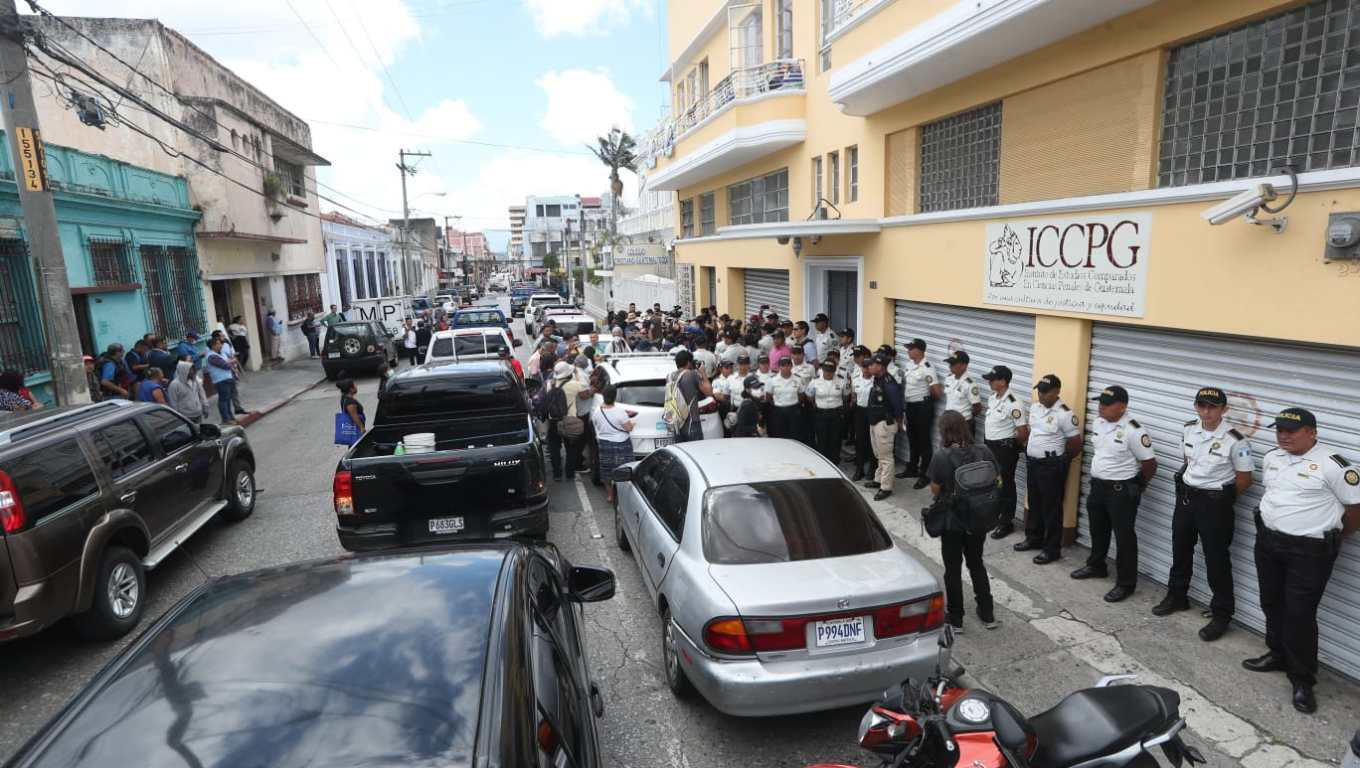 La Fiscalía Especial contra la Impunidad (Feci) del MP realiza diligencia en la sede de Semilla en la zona 1 de la capital. (Foto Prensa Libre: Esbin García)