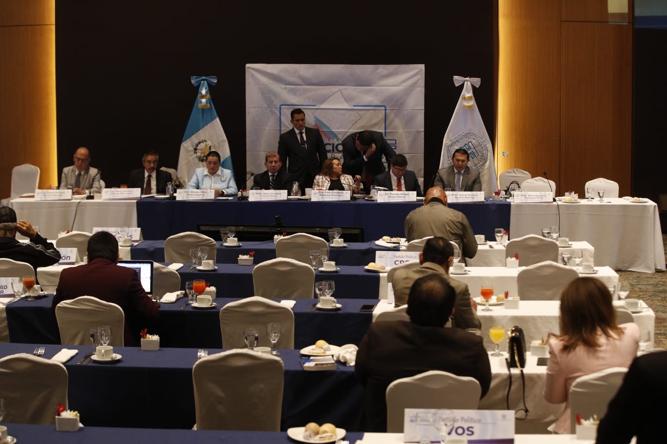 El Pleno del TSE se reunió con los fiscales nacionales de los partidos políticos horas después que la autoridad electoral presentó un amparo para defender las elecciones. Fotografía: Prensa Libre (María José Bonilla).