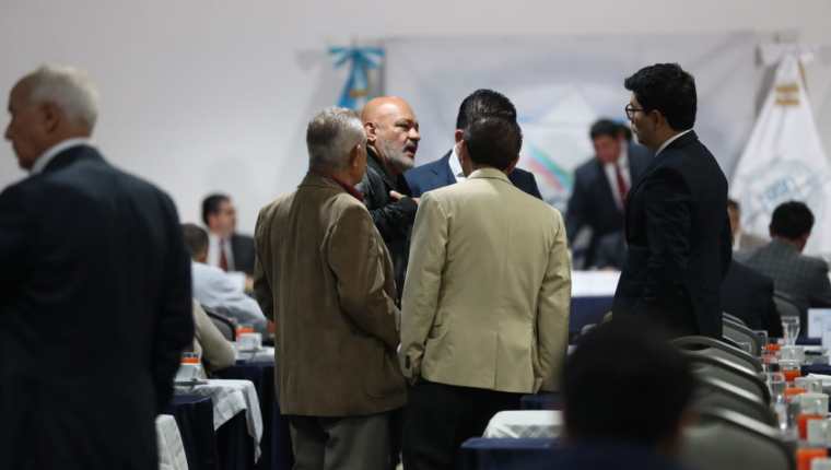 Fiscales de distintos partidos conversan durante la reunión que sostienen semanalmente con el TSE. Fotografía: Prensa Libre (Erick Avila). 
