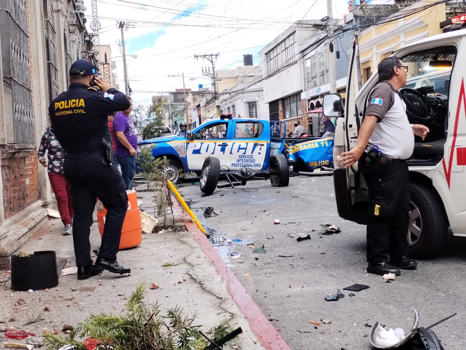 Sin llantas y un semáforo derribado: Autopatrulla y vehículo particular chocan en la zona 1 y varias personas resultan heridas