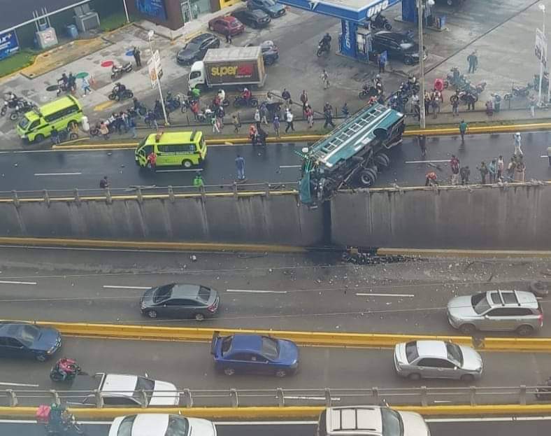 Un autobús extraurbano se accidentó el 5 de julio en el bulevar Los Próceres, zona 10 capitalina. Las versiones preliminares es que se le desprendió el tren delantero. (Foto Prensa Libre: Hemeroteca PL).