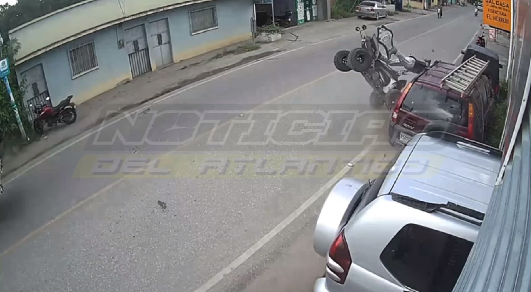 Video: conductor de cuatrimoto, que se conducía a excesiva velocidad, choca contra auto y arrolla a otro motorista