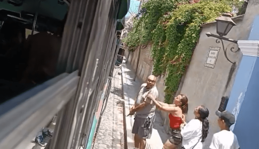 Qué se sabe del hombre que sacó un arma de fuego contra el conductor de un bus en Antigua Guatemala