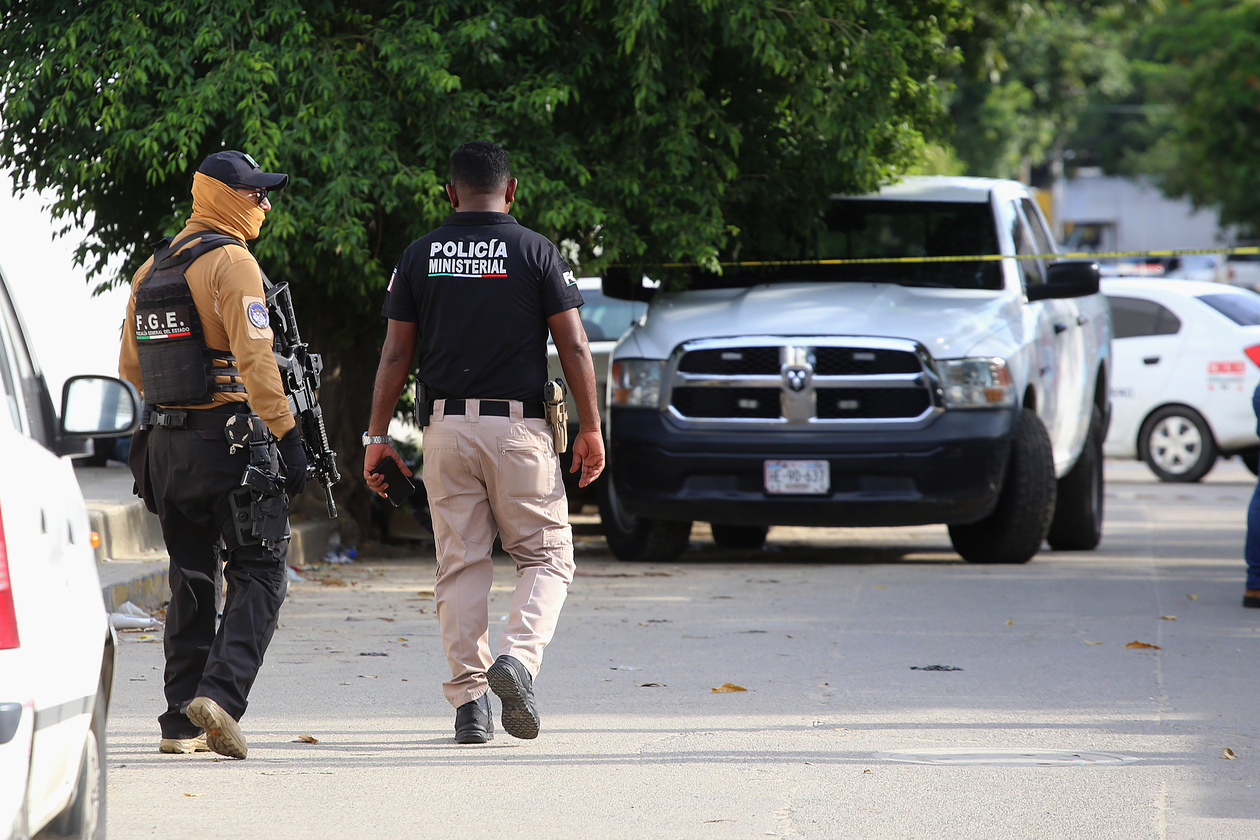 Policías acuden a la zona donde fue asesinado el periodista Nelson Matus Peña, en el balneario de Acapulco, en México. (Foto Prensa Libre EFE)