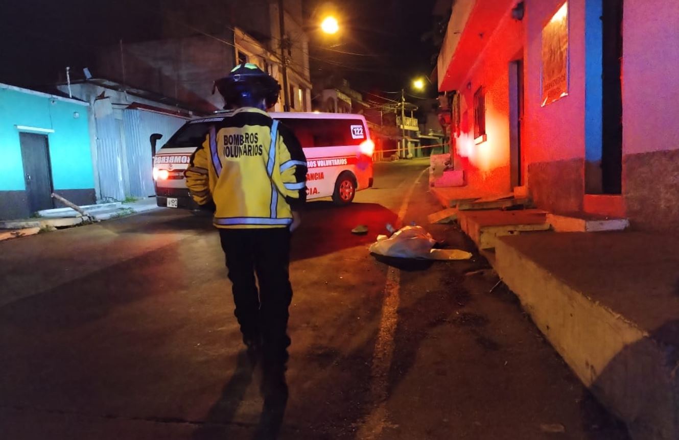Bomberos acudieron al lugar donde dos mujeres fueron ultimadas a balazos en la 9a avenida y 8 calle de la zona 1 de Mixco. (Foto Prensa Libre: Bomberos Voluntarios)