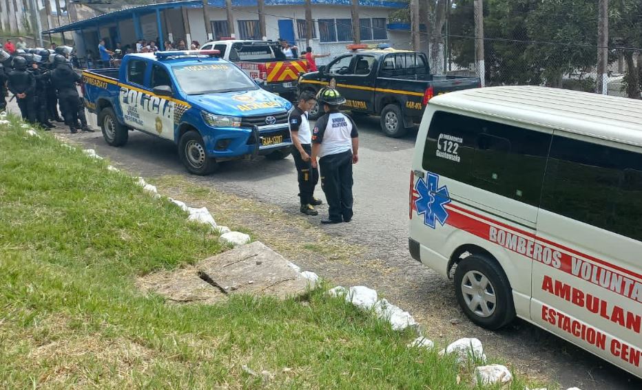 Al menos tres personas murieron en una riña en el Centro Preventivo de la zona 18 de la capital. (Foto Prensa Libre: Bomberos Voluntarios)