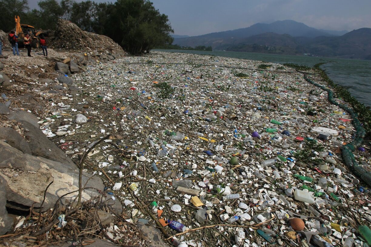 En invierno, las lluvias arrastran toneladas de basura al lago de Amatitlán, debido a que las municipalidades no tratan adecuadamente los desechos. (Foto Prensa Libre: Hemeroteca PL)