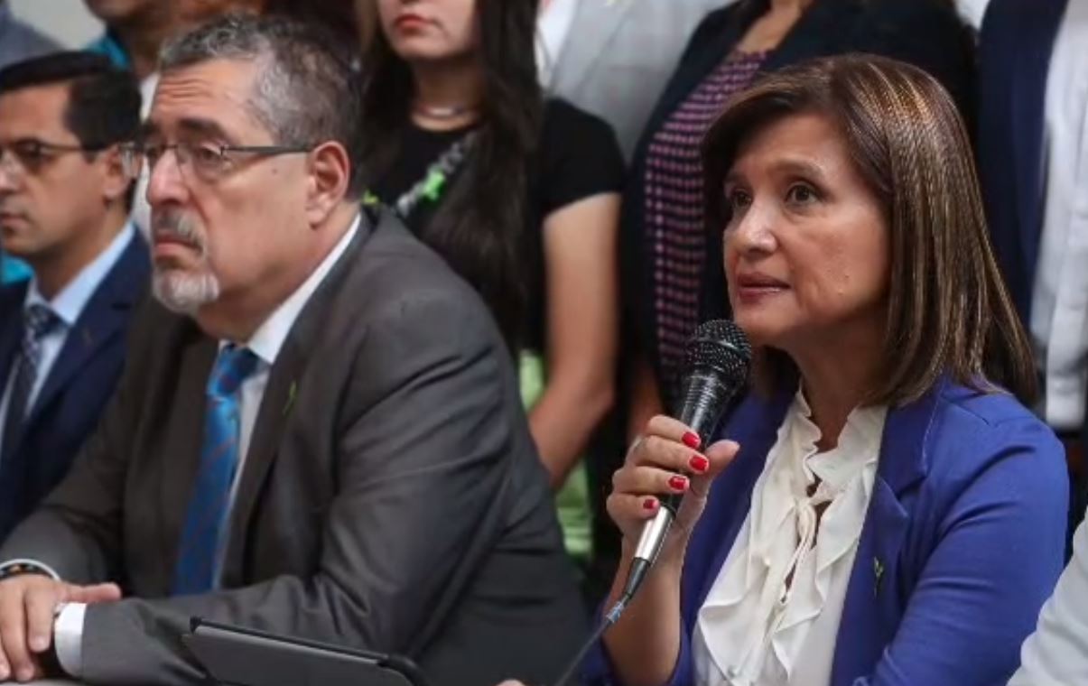 Bernardo Arévalo, presidenciable de Semilla, y Karin Herrera, su compañera de fórmula, en una conferencia de prensa el 19 de julio de 2023. (Foto Prensa Libre: Captura de video de Esbin García)