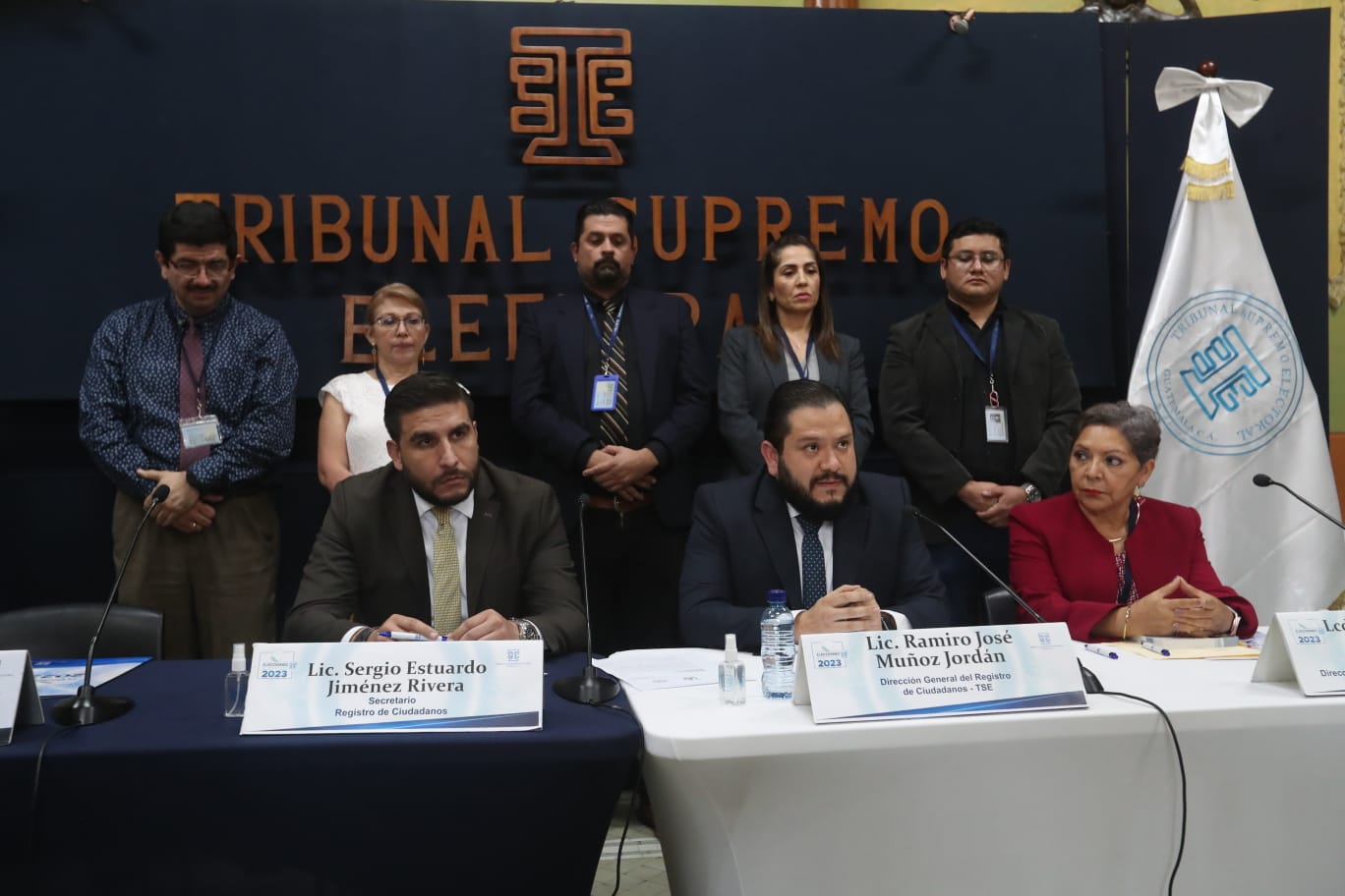 Ramiro Muñoz, registrado civil del Tribunal Supremo Electoral, junto a su equipo de asesores, informaron sobre las acciones que tomarán ante la solicitud de un juez de suspender al Movimiento Semilla. (Foto Prensa Libre: Roberto López)