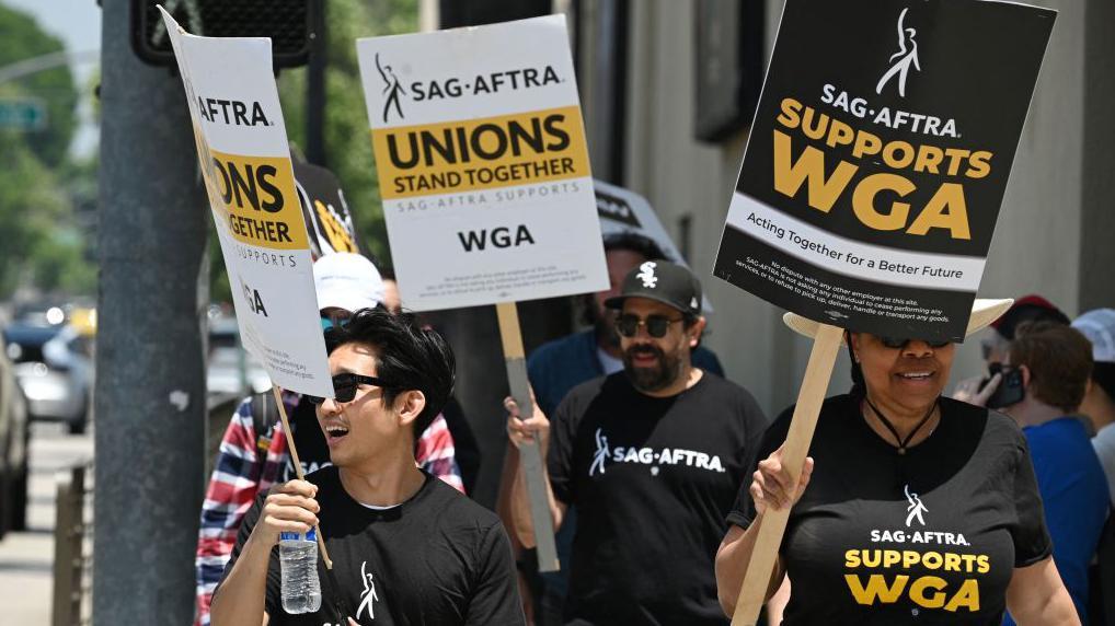 El sindicato de actores de EE.UU. inicia una huelga que paralizará la industria del cine y la televisión de Hollywood
