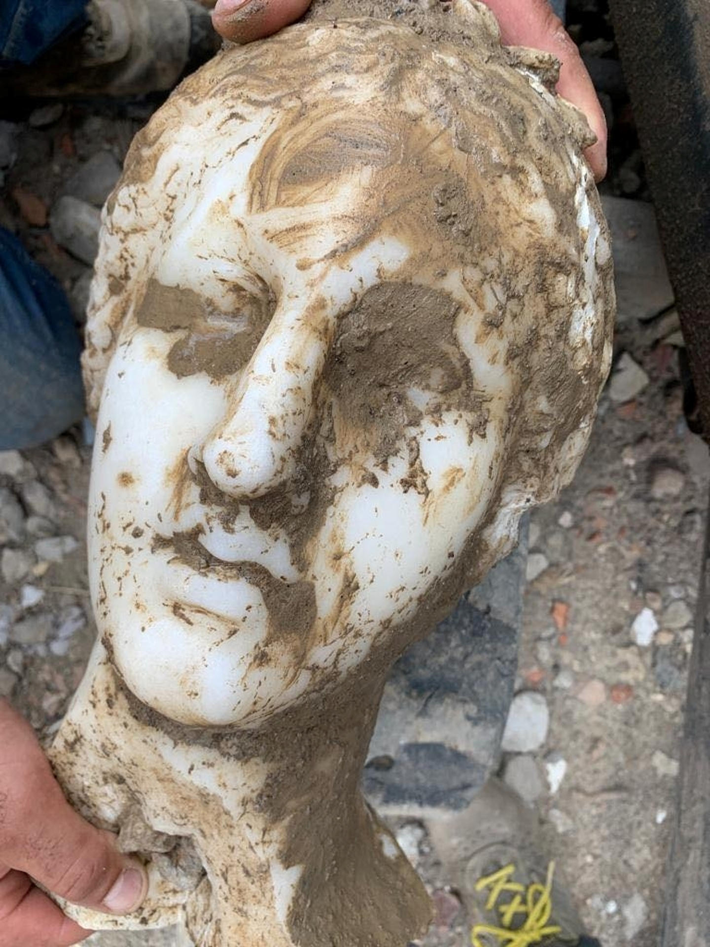 Una cabeza de mármol aparece "íntegra" en unas obras de Roma