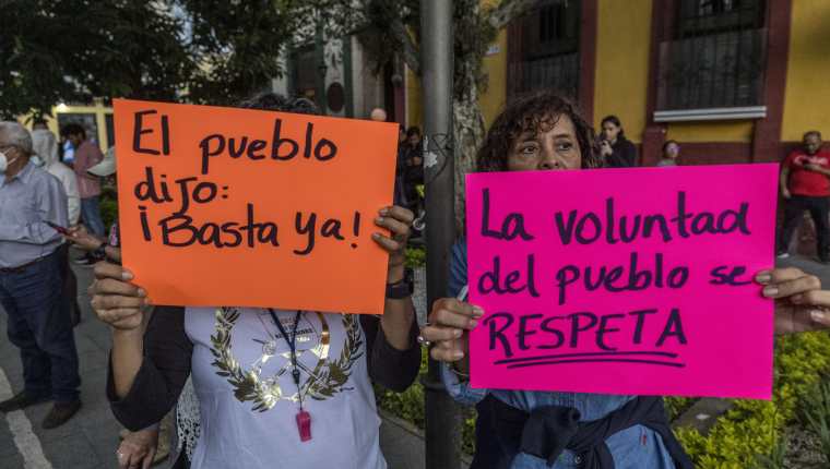 La posible inhabilitación del partido Movimiento Semilla ha causado revuelo y protestas. (Foto Prensa Libre: EFE)