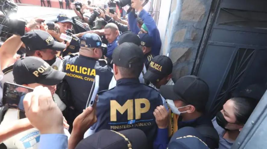  Las instalaciones del Registro de Ciudadanos fueron custodiadas por agentes de la Policía Nacional Civil. (Foto Prensa Libre: Esbin García) 
